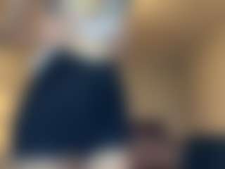 Live cam show with Bella - Shaved Pussy Teen (18+) on Camsoda