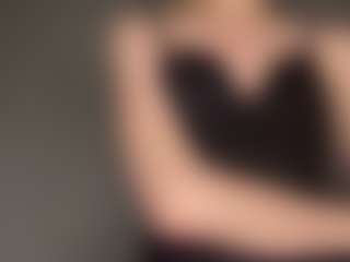 Live cam show with Bella - Shaved on Stripli.com