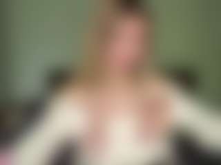 Live cam show with Bella - Shaved on AdultVida.com