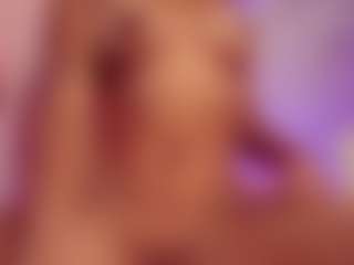 Live cam show with Meganlux - Petite on StripNow