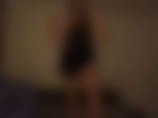 Live cam show with Carol - Shaved Pussy Curvy on Camsoda