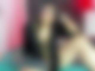 Suzan23 MILF webcam performer live streaming