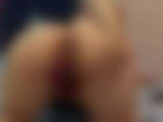 Live cam show with SilverCougar83 - Eating Pussy on sexytreat.net