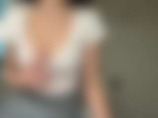 Live cam show with LILI - Hairy Pussy Brown Hair on Gym Cam Girls