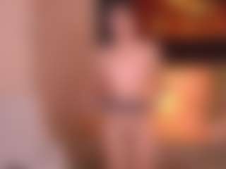 Live cam show with Ari - Shaved Pussy on slutload