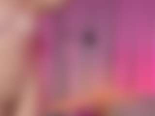Live cam show with Ari - Petite on Camsoda