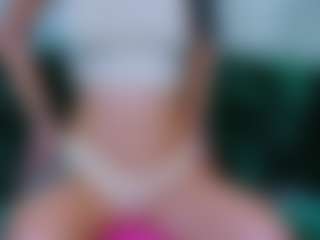 Live cam show with Avelynee - Moaning on Camsoda