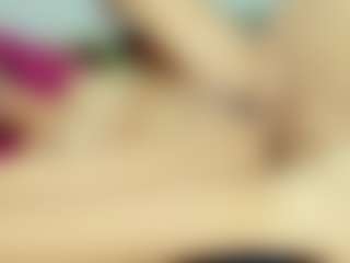 Live cam show with ChloeOhiggins - Skinny on Milfs Live