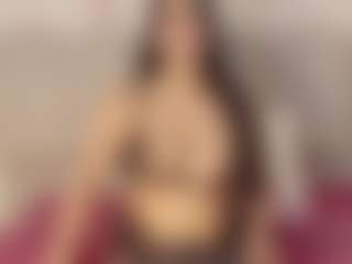Performer in webcam MILF Lily-R in streaming live