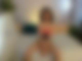 Live cam show with Roxy - Strip on StripNow