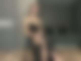 Live cam show with Luna - Athletic Brown Eyes on StripNow