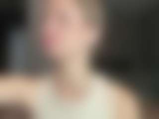 Show de cam en vivo con Luna - New Shaved Pussy en Camsoda