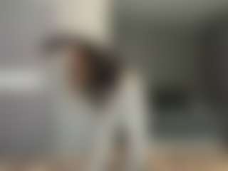 Live cam show with Luna - Shaved Pussy on Camsoda