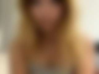 Live cam show with Karinaaa - Skinny on Latina Girls