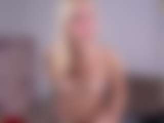 Live cam show with LorrianeVogl - Thin on intimatelivegirls.com
