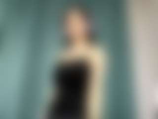Live cam show with Kira - Small Tits Brown Hair on Hubzter Live