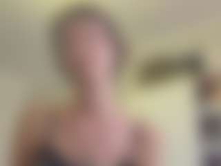 Live cam show with Ria - Shaved Pussy on Uber Horny
