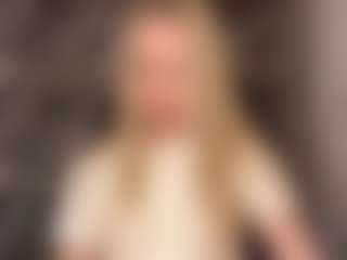 Live cam show with RoslynMiernik - Pretty on Camsoda