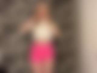 Live cam show with RoslynMiernik - Flashing on Milfs Live