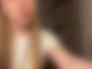 Live cam show with RoslynMiernik - Pornstar Skinny on UwU Esports