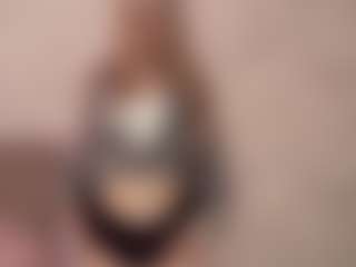 Live cam show with RoslynMiernik - Flashing on AdultVida.com