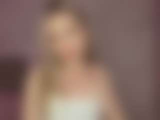 Live cam show with RoslynMiernik - Pretty on Camsoda