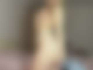 Live cam show with RoslynMiernik - Skinny on Camsoda
