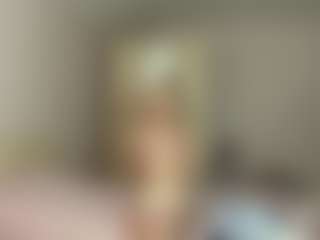 Live cam show with RoslynMiernik - Striptease on Milfs Live