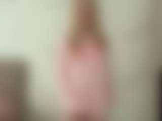 Live cam show with RoslynMiernik - Athletic Young Adult on Camsoda