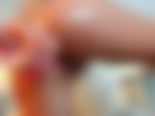 Live cam show with SiennaSummers - Fingers on Camsoda