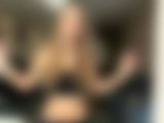 Live cam show with AntionetteDejong - Fingers on Camsoda