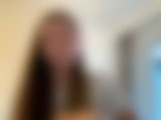 Avelia MILF webcam performer live streaming