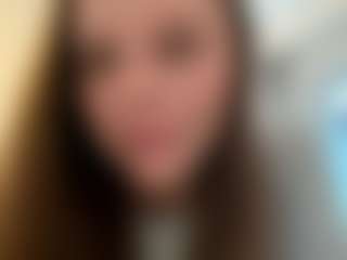 Live cam show with Avelia - Facial on CamClone
