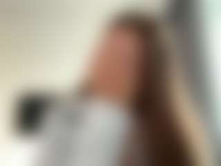 Avelia MILF webcam performer live streaming