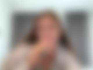 Avelia MILF webcam performer live streaming