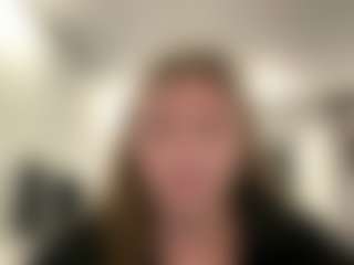 Avelia MILF webcam performer live streaming