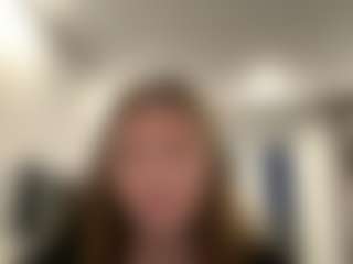 Avelia MILF webcam performer live streaming