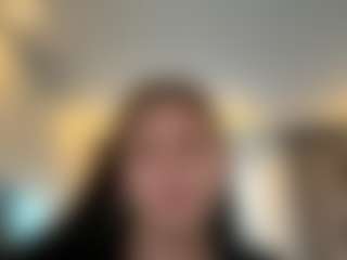 Avelia MILF webcam performer live streaming