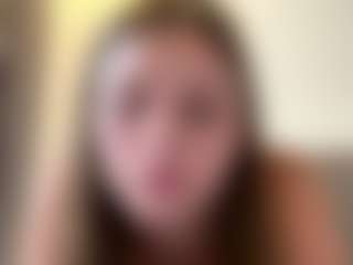 Live cam show with Avelia - MILF Teen (18+) on Dare Cams