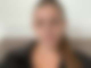 Avelia MILF webcam performer live streaming
