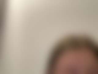 Avelia MILF webcam performer live streaming