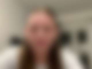 Avelia MILF webcam performer live streaming