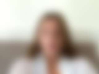 Avelia MILF webcam performer live streaming
