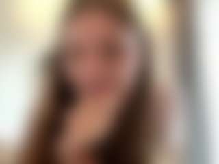 Avelia MILF webcam performer live streaming