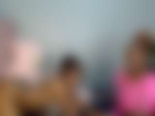 Live cam show with LunaDarlin - Skinny on Camsoda