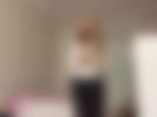 Live cam show with MelaniLancon - Athletic Young Adult on AdultVida.com