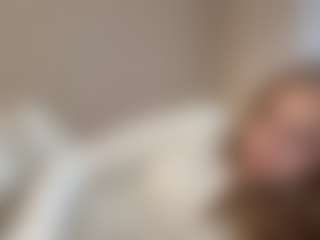Live cam show with MelaniLancon - College on StripNow