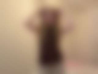 Live cam show with MelaniLancon - Striptease on xDating