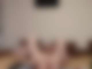 Live cam show with kyylierosse - Moaning on livesuperchat.net