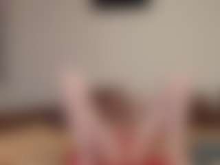 Live cam show with kyylierosse - Petite MILF on StripNow